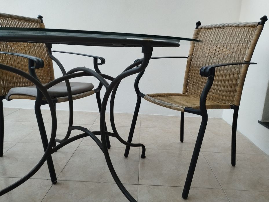 Conjunto mesa e cadeiras