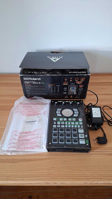 Sampler Roland SP-404A, excelente estado, com caixa, transformador e manual