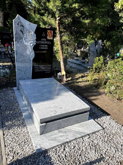 Nagrobek granitowy RÓŻA BRYŁA