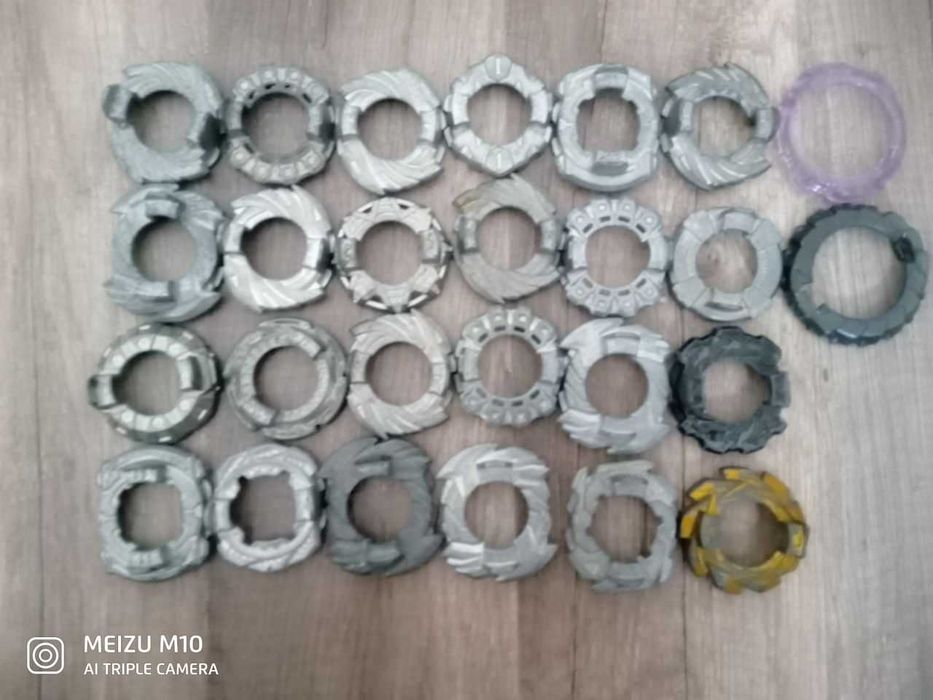 Beyblade арена, бейблейди, запускачі та інші деталі