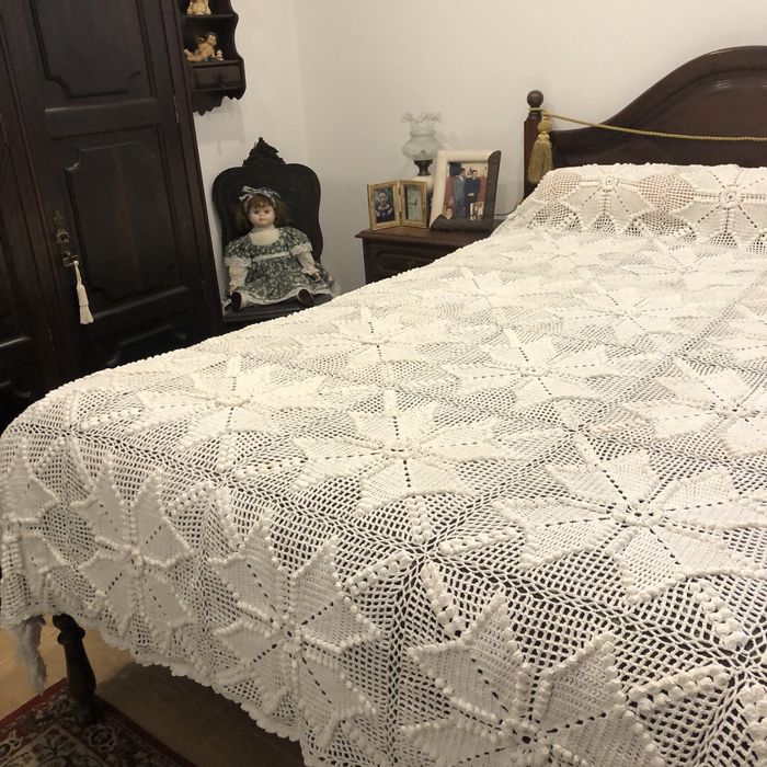 Colcha em renda manual de cor branca para cama de casal