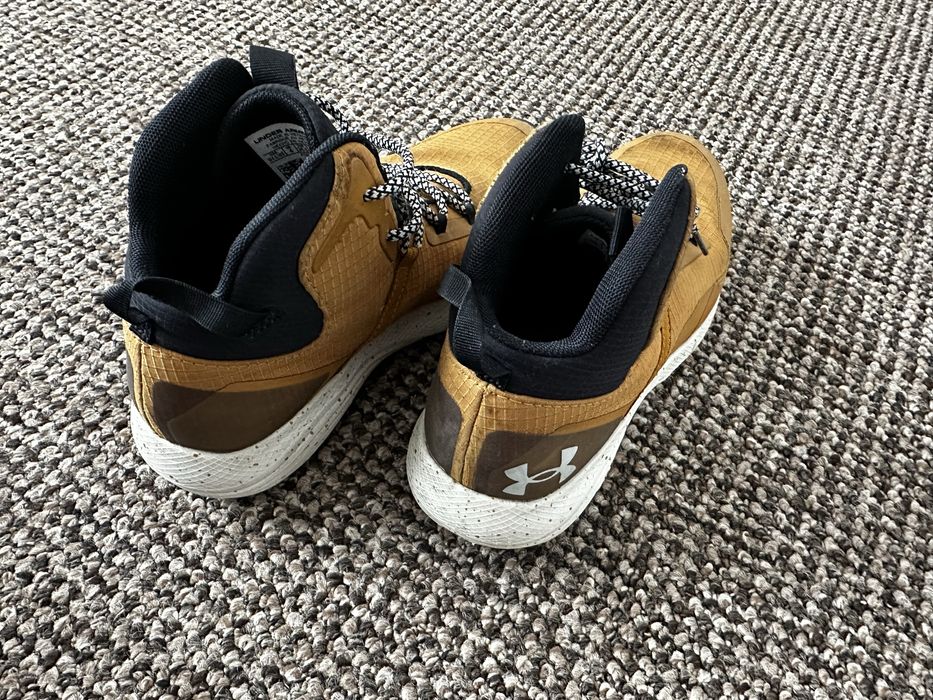 Трекінгове взуття Under Armour