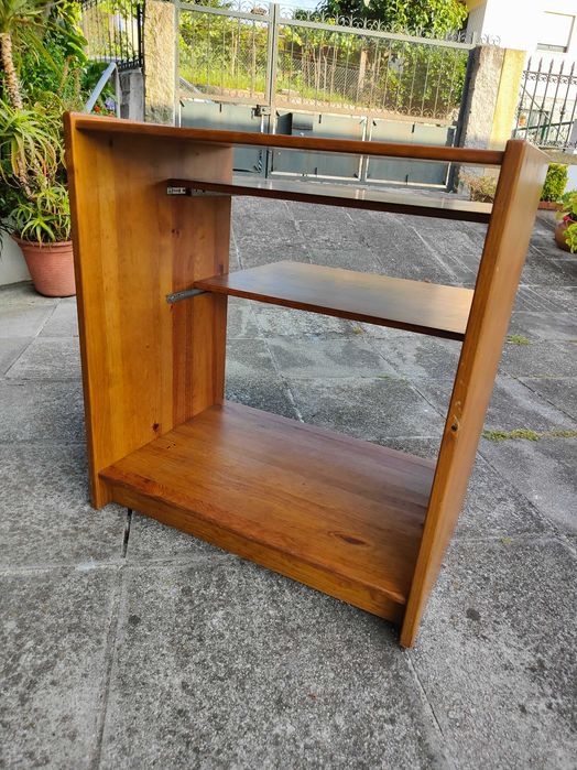 Secretárias em pinho maciço, tom de mel, da marca Pedrosas.