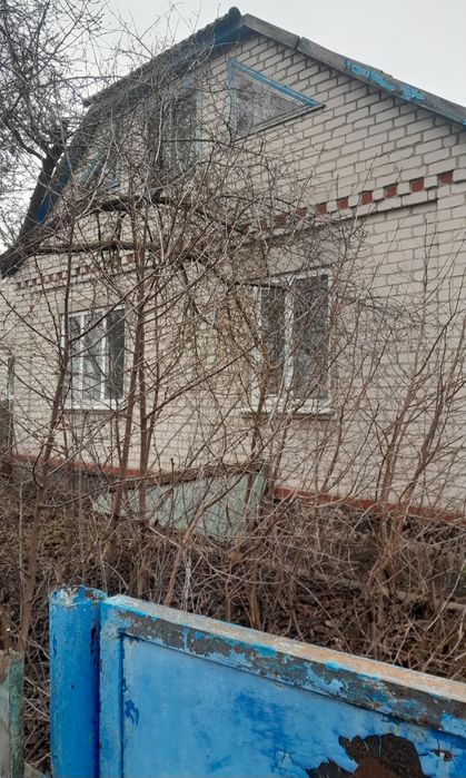 Кошманівка. Продаж окремого, добротного будинку з комунікаціями.