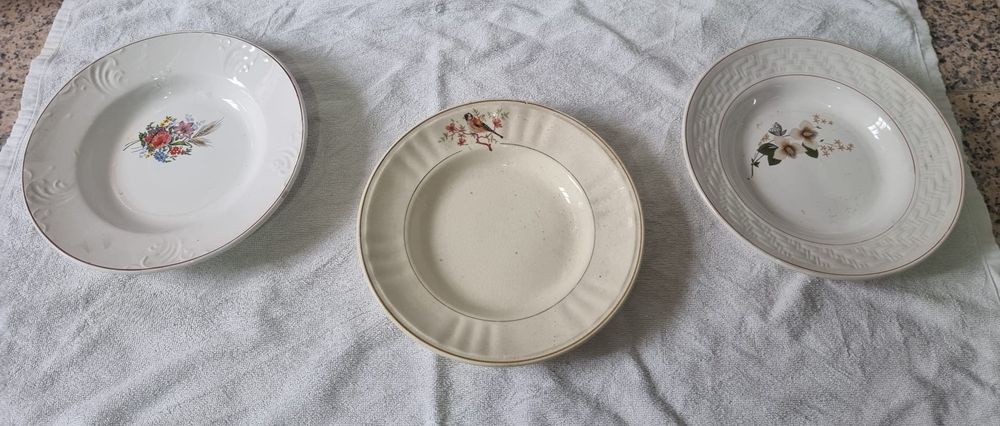 Conjunto de 3  pratos decorativos Antigos