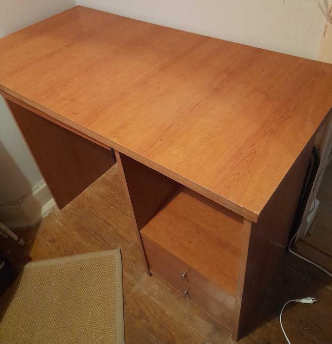 Secretária de madeira com arrumação