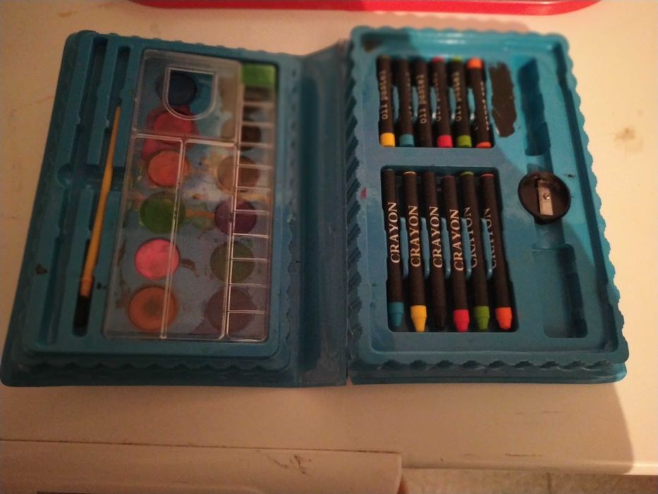 Vários brinquedos para meninos e meninas.