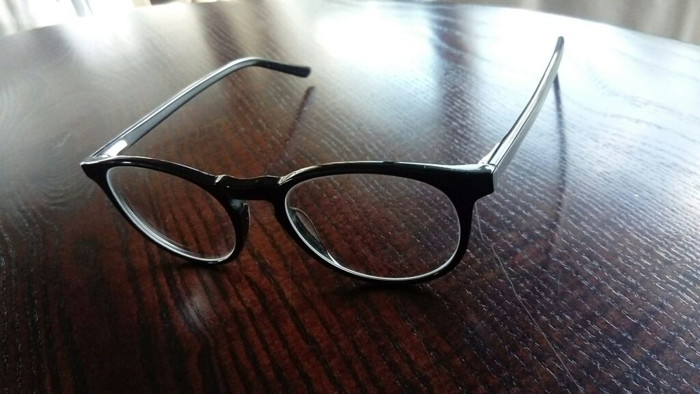 Eleganckie czarne okulary z etui