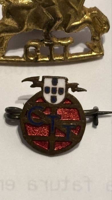 Dois pin antigos CTT e um emblema raros
