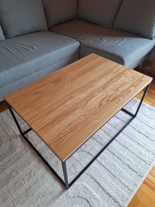 Dębowy stolik kawowy, industrialny w stylu loft, na metalowym stelażu