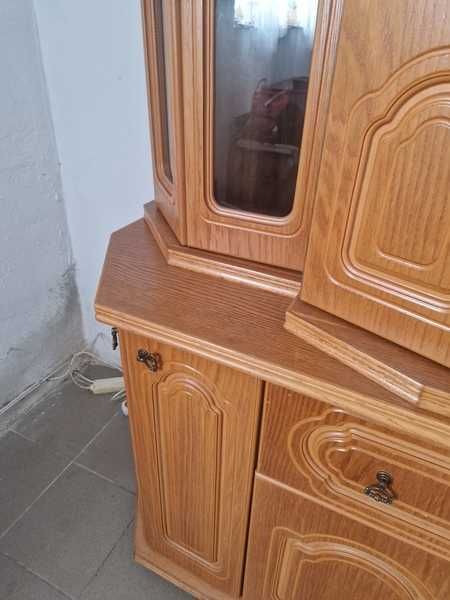 Dwuczęściowy kredens