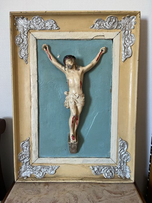 Crucifixo de parede emoldurado