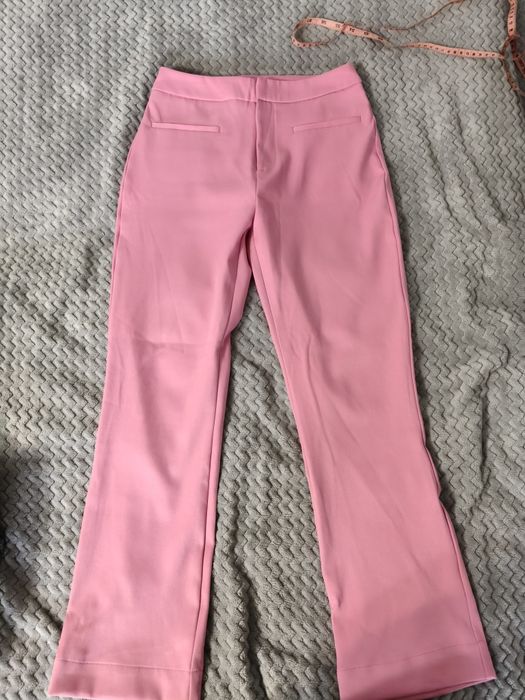 Różowe spodnie, szerokie nogawki, dzwony