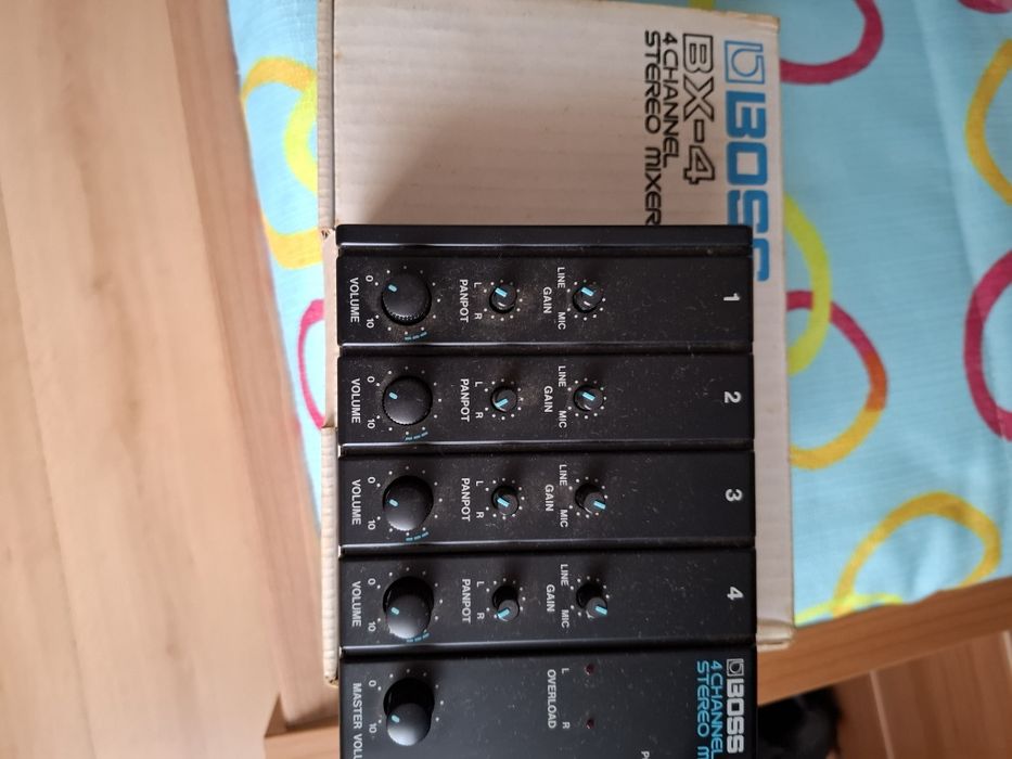 Mini mesa de mistura áudio Boss 4 canais