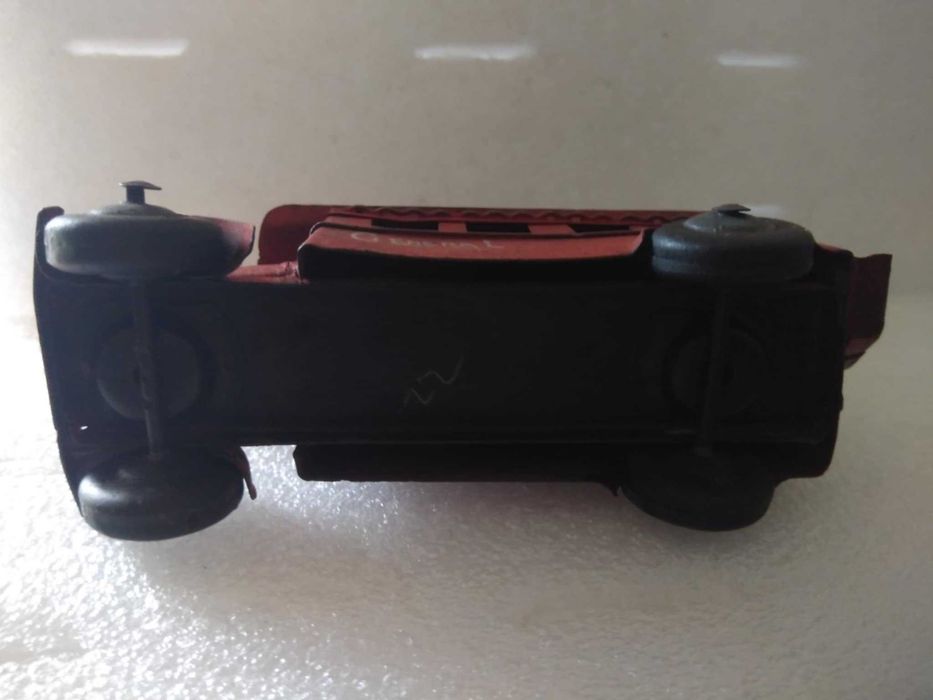 Autocarro de Dois Pisos de Chapa Antigo.