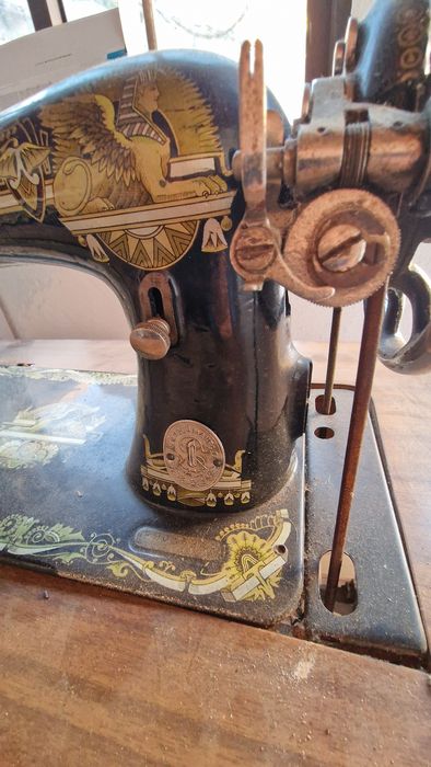 Máquina de Costura Singer antiga com móvel