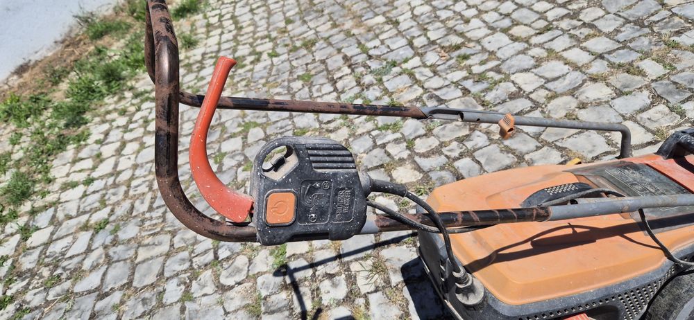 Cortador de relva Black&Decker 1400W usado