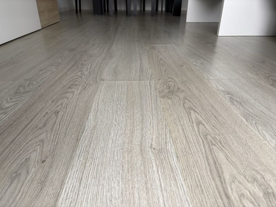 Só esta semana - Chão flutuante usado cinza Artens Leroy BG210 ac5 8mm Usado