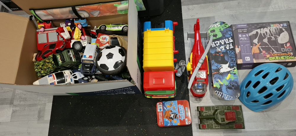 Duży zestaw zabawek kask na rower latawiec helikopter śmieciarka auta