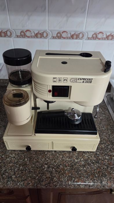 Máquina de café Vintage Briel com moinho integrado