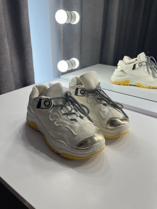 Розпродаж! Кросівки білі з жовтим, сіточка (б/в)