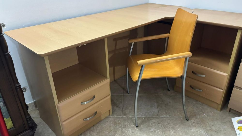 Secretaria com 4 gavetas