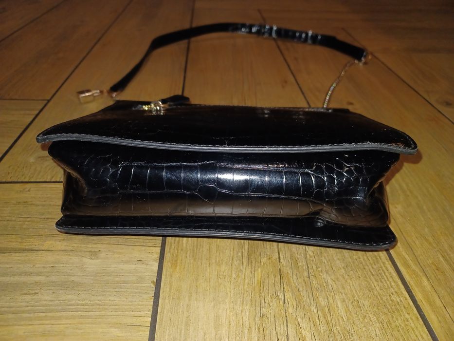 Torebka Guess na łańcuszku czarna