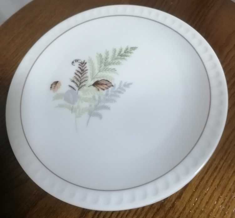 Pratos de doce em porcelana Vista Alegre, folhas