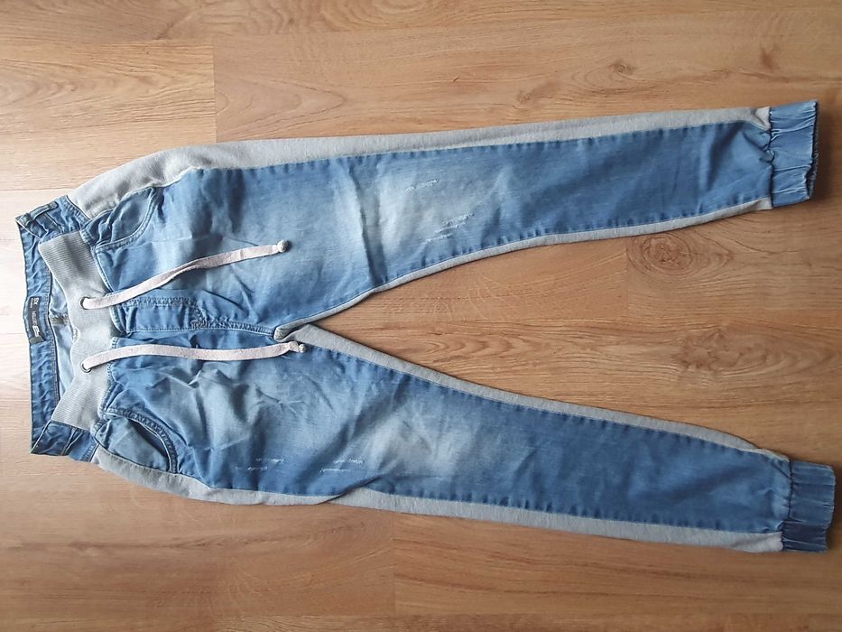 Nietuzinkowe spodnie - z jednej strony jeansowe, z drugiej dresowe