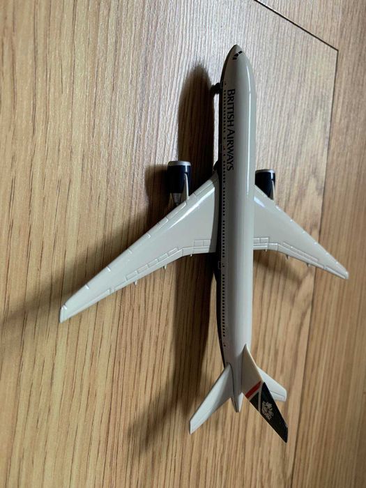 Boeing 777-200 British Airways Herpa 1:500 Com Caixa
