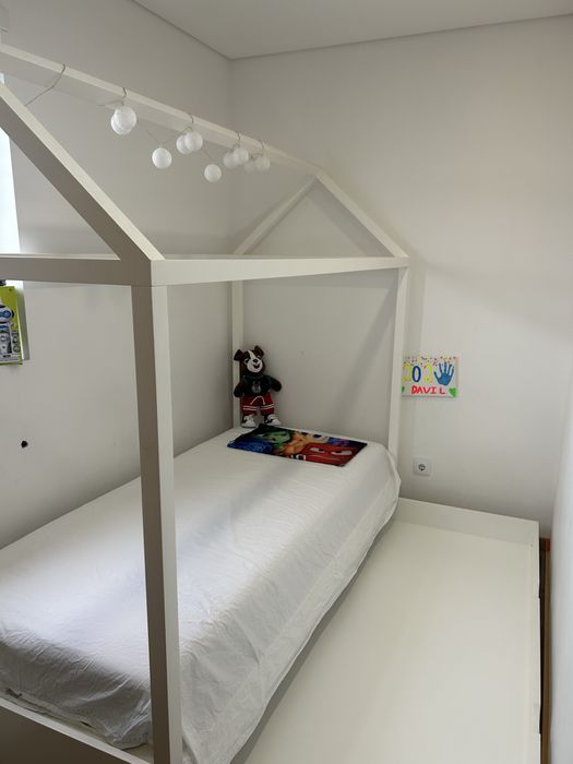Cama infantil com recuo.