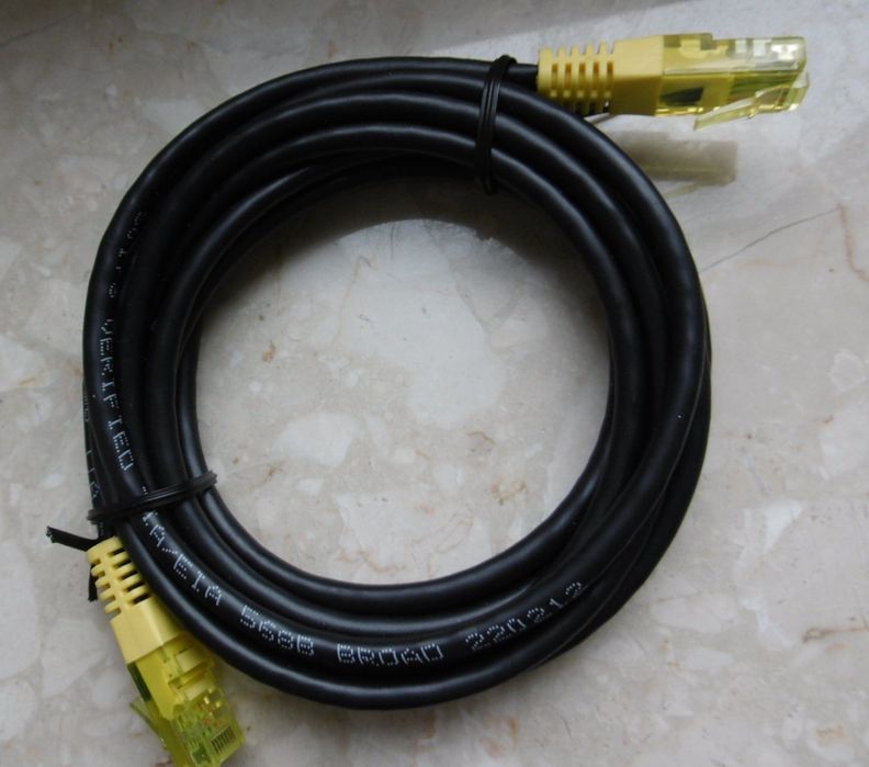 Kabel sieciowy Ethernet (LAN) z wtyczką RJ45