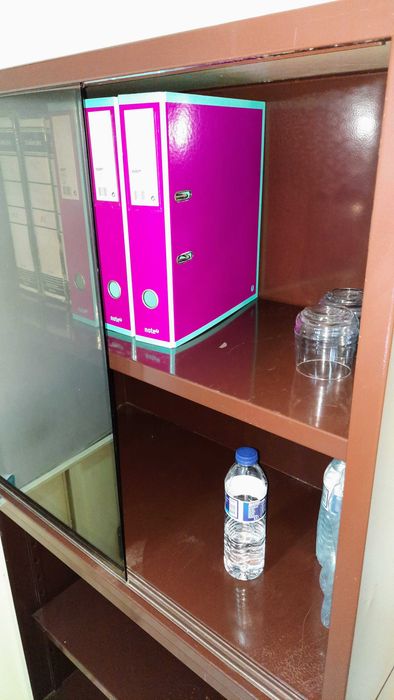 Armário de Escritório metálico com portas de vidro na parte de cima