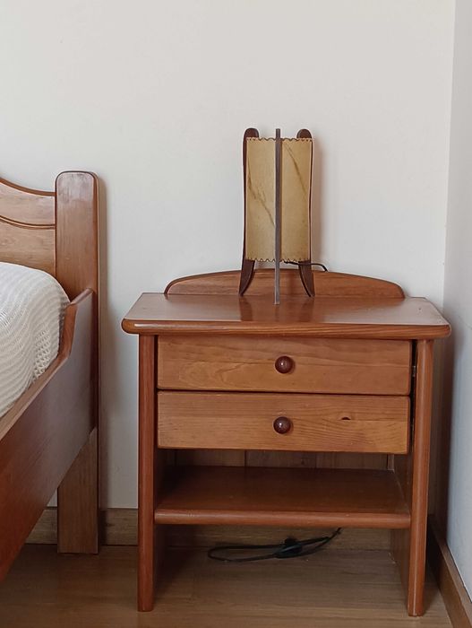 Cama de casal e mesas de cab. da CERNE