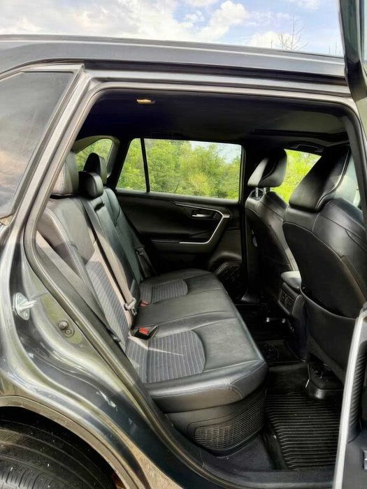 Toyota RAV4 Hybrid XSE      2021