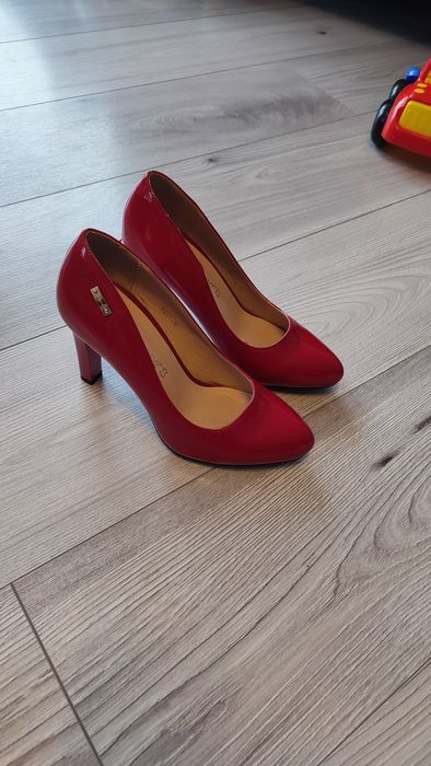 nowe szpilki marki Sergio Leone, lakierowane, czerwono-malinowe. 36