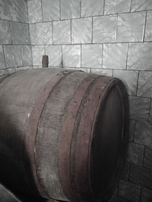 Продам дубові бочки на вино-100,200л-2000грн,на засоління -1000грн