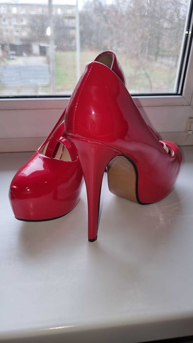 Женские туфли 43 размер. Стелька 27.5- 28 см. Полномерные.