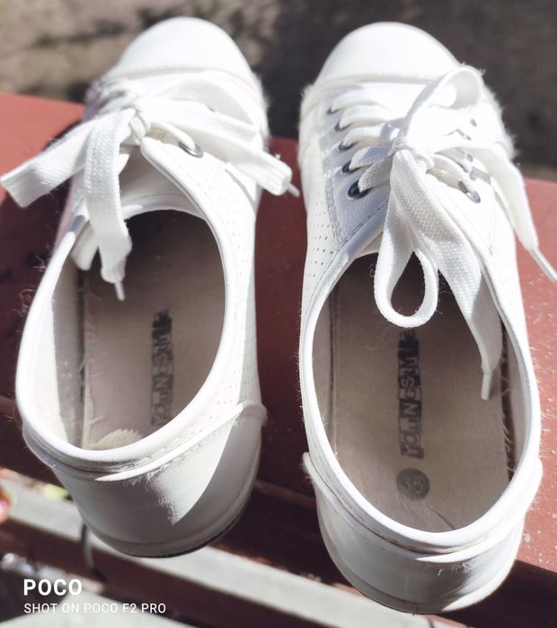 Białe półbuty sznurowane