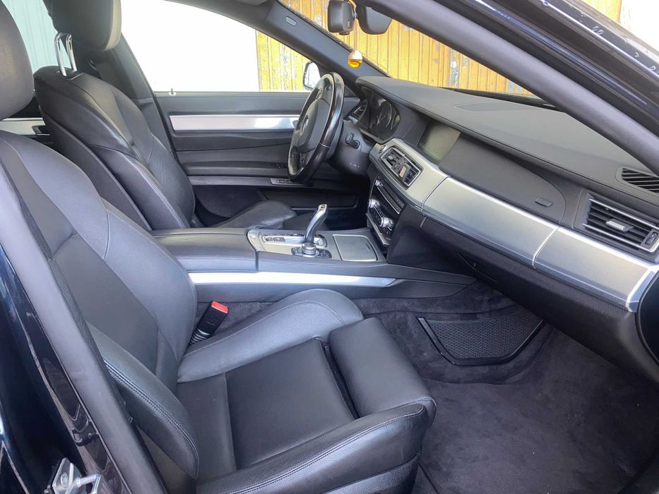 BMW 750I V8 Biturbo 4395 cc 407 cavalos, azul escuro