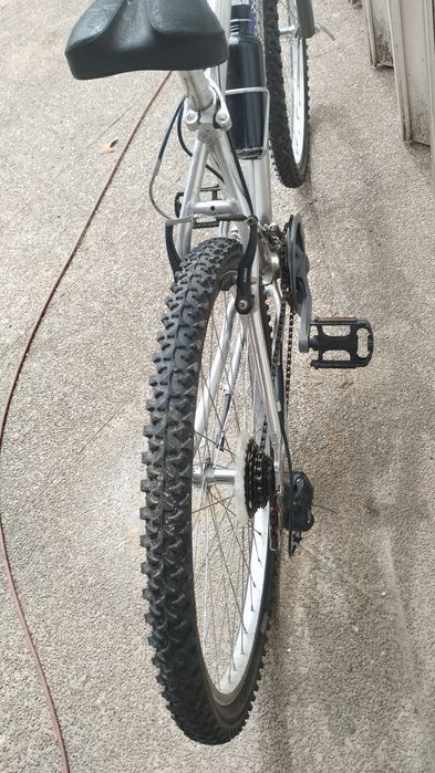 Bicicleta desportiva c/suspensão dianteira de alumínio