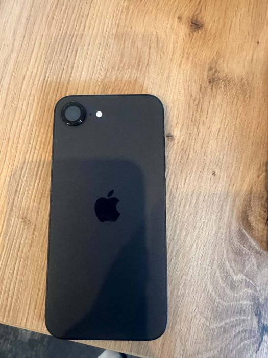 sprzedam iphone 16 e stan bardzo dobry lekkie uszczerbienie prawie nie wiedoczne w rogu telefon uzywany około rok