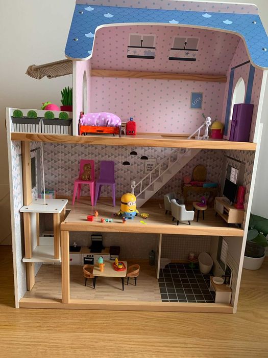 Casinha de brincar em madeira. Como nova. Com acessórios. 75€