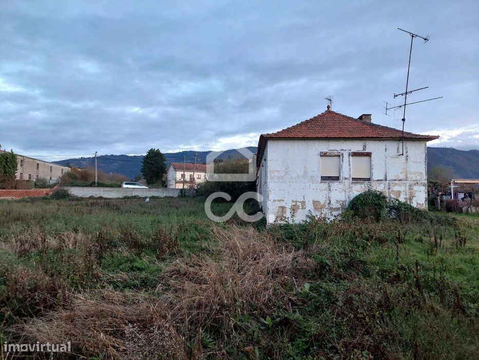 Moradia para restauro com terreno na periferia da cidade excelente opo