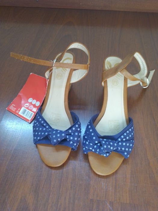 Sandálias elegantes de Verão com tacão de cunha de imitação de cortiça