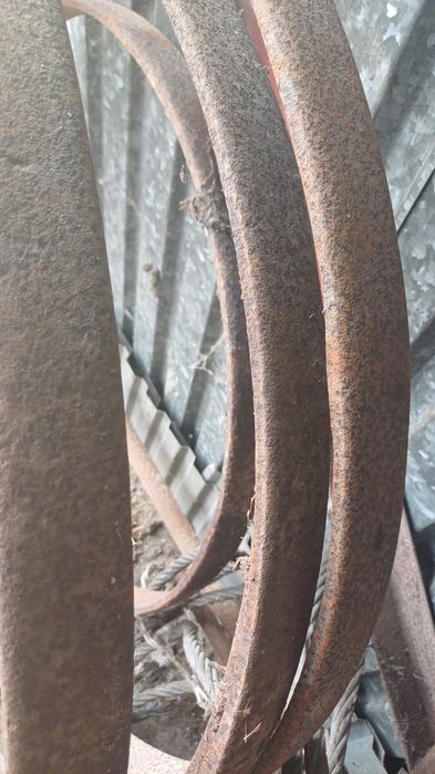 Metalowe obręcze kół drewnianych