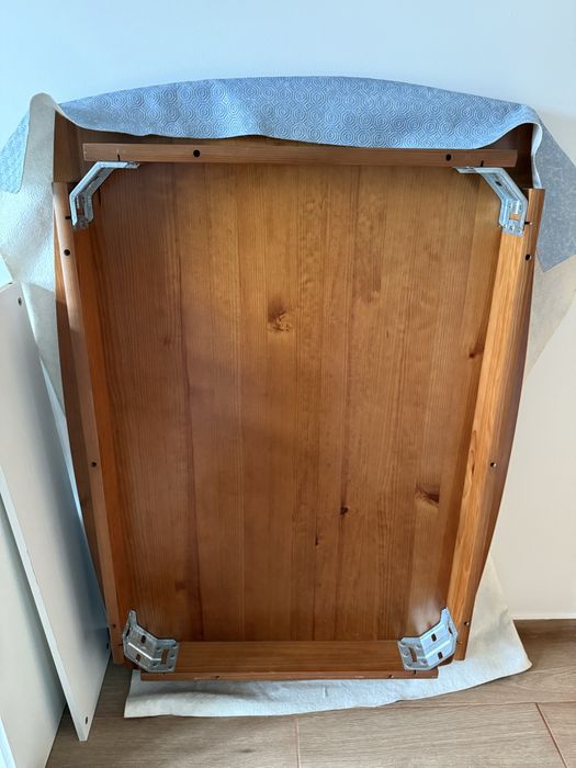 Mesa de jantar cerne, já desmontada, com 4 cadeias. Bom estado.