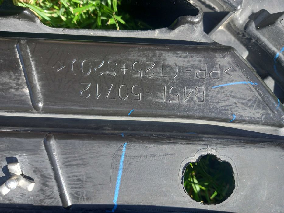 Grill pod radar do Mazdy3.  13-17