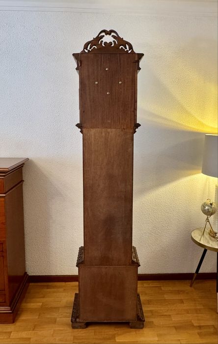 Relógio de pendulo com caixa longa em madeira todo trabalho marca KORLSANT