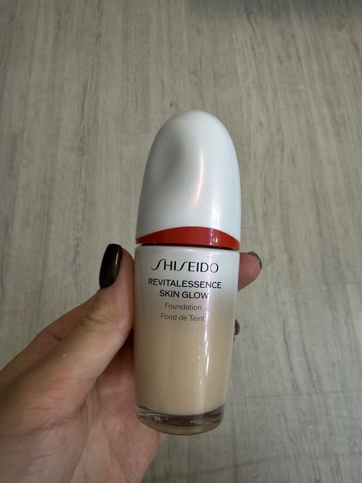 Тональний Shiseido skin glov